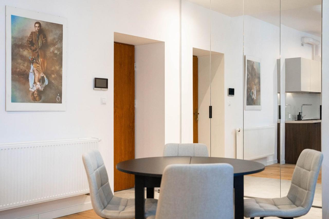 Piekna Yellow Apartment Warsaw